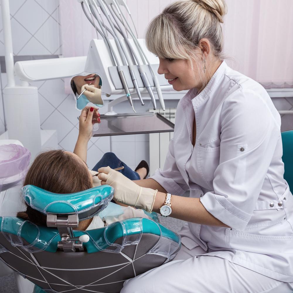 smiling-dentist-doctor-talking-patient-close-up